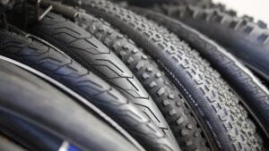 Read more about the article Jaki bieżnik w oponie rowerowej wybrać?