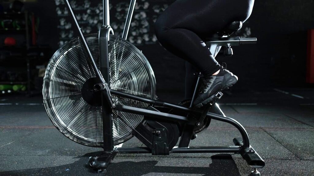 rower powietrzny, air bike, trening, zdjęcie główne